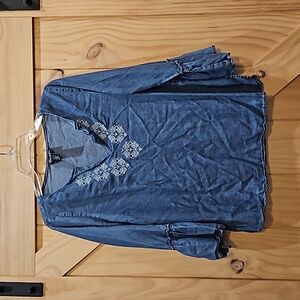 Wrangler Retro | Embroidered Chambray Top | Medium